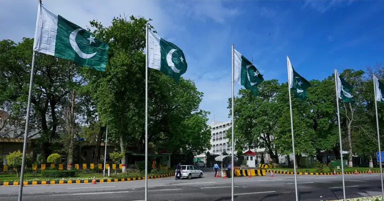 ইসলামাবাদের পররাষ্ট্র মন্ত্রণালয় অফিসের মুখে গাড়িগুলো চেকিং চলছে